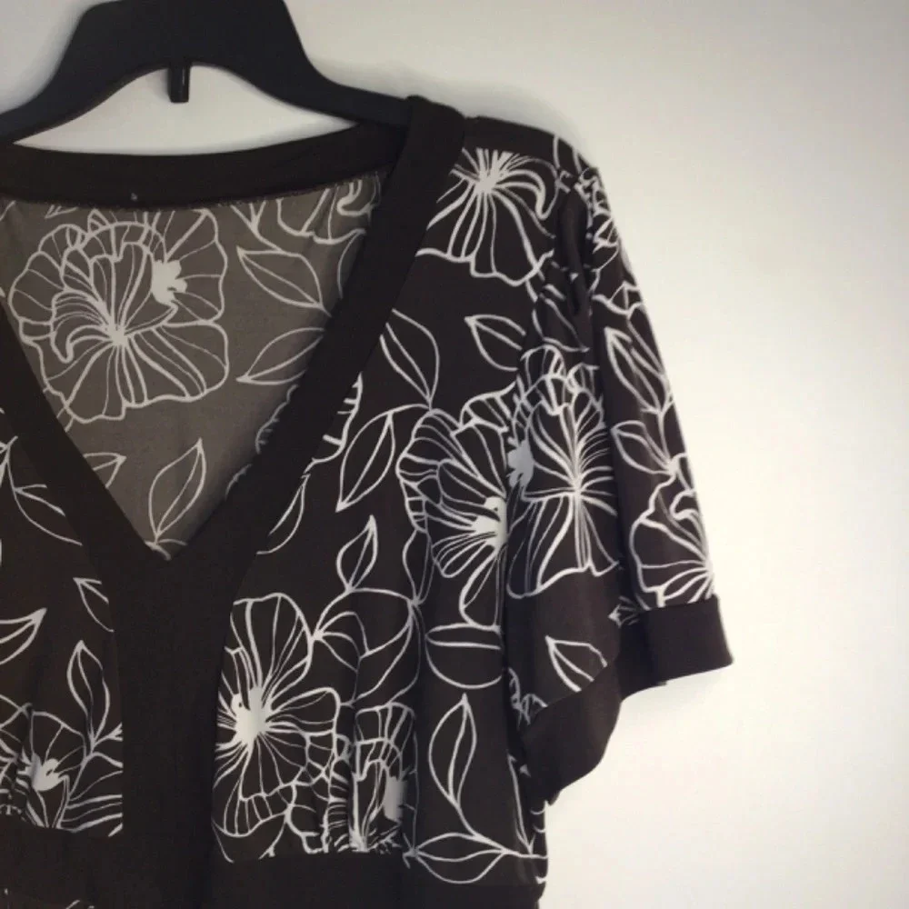 Beautiful brown floral print blouse. Size is approx. Large.   C175​​​​ - Picture 2 of 4